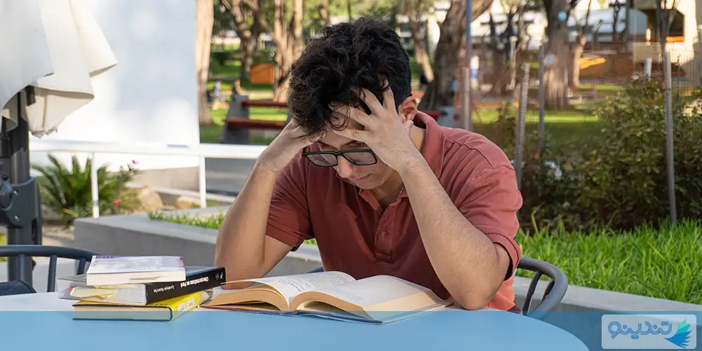 فرد کلافه هنگام خواندن متن دشوار کتاب